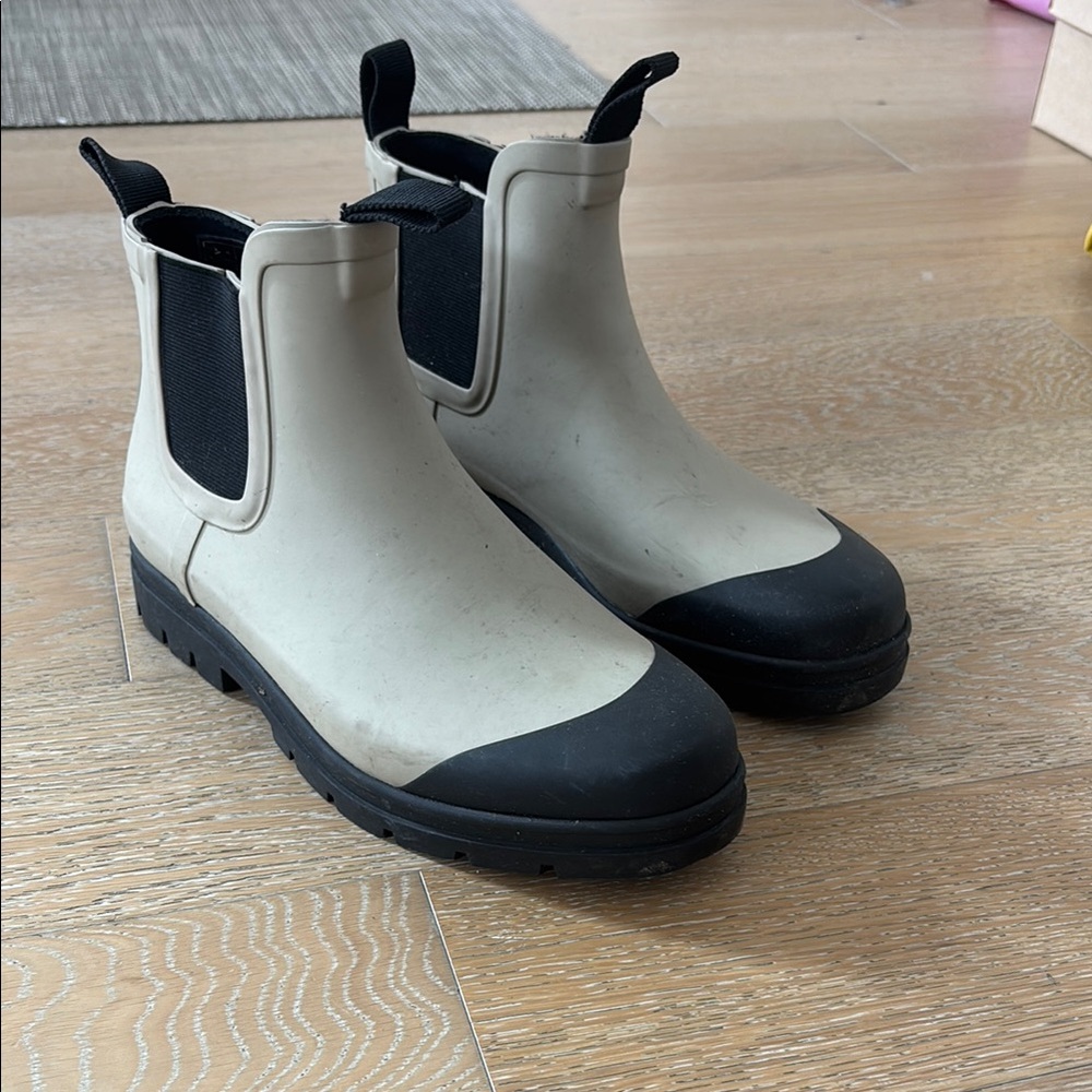 Everlane Cream and Black Chelsea Winter Boots with Chunky Sole
